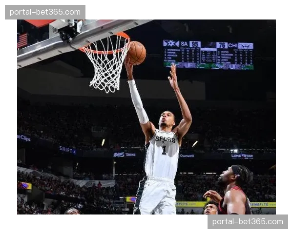 文班亚马连续5场至少抢下15个篮板 马刺15连胜期间统治内线